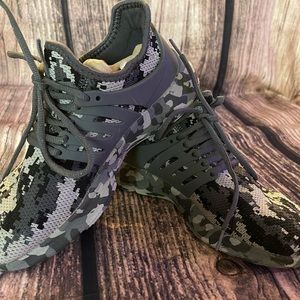 Boys Gray Camo Sneakers Size 5